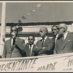 Deputado Euclides Cintra falando ao Governador José de Magalhães Pinto e ao Prefeito de Rio Acima Paulo Teixeira, na data da inauguração do serviço da CEMIG – 13/06/1961.