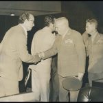 Euclides Cintra cumprimenta o General do Exército, Antônio Bandeira, na presença do General da 4ª Divisão do Exército, Milton Tavares de Souza, na ALMG – Março/1978.