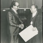 Euclides Cintra recebendo do Desembargador José de Castro, Presidente do TER-MG, o 8º diploma de Deputado Estadual pela ALMG – Dezembro/1978. Reeleito com 36.790 votos.