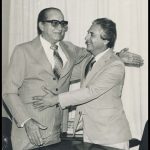 Assinatura do Convênio do Inamps com a Santa Casa de Itajubá. Deputado Cintra com o Superintendente Regional do Inamps Dr. José Luiz de Vasconcelos Barros – julho/1981.